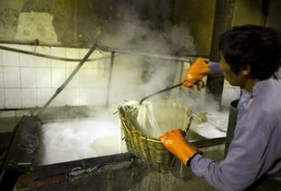 委托加工食品出現(xiàn)質(zhì)量問(wèn)題，銷(xiāo)售方與生產(chǎn)方責(zé)任如何劃分